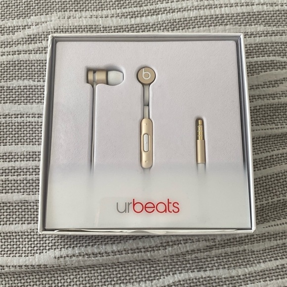 BEATS  EARBUDS - Picture 4 of 5